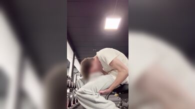 Twink giovane fa pompino amatoriale