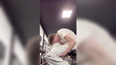 Twink giovane fa pompino amatoriale