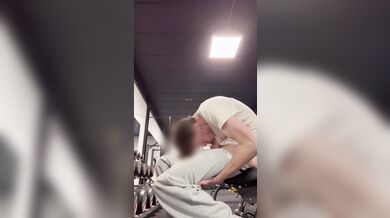 Twink giovane fa pompino amatoriale