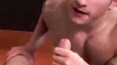 Pompino profondo su cazzo grosso duro
