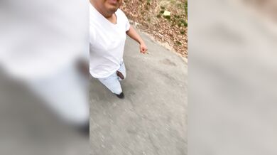 Latino nudo si masturba all aperto