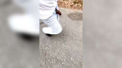 Latino nudo si masturba all aperto