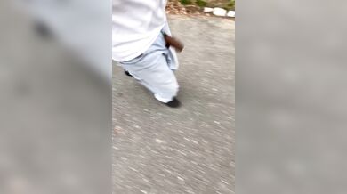 Latino nudo si masturba all aperto