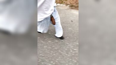 Latino nudo si masturba all aperto