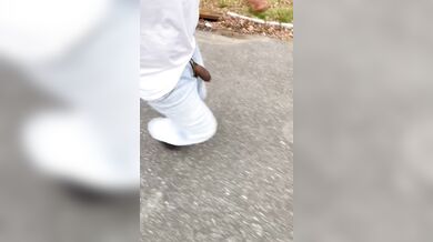 Latino nudo si masturba all aperto