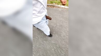 Latino nudo si masturba all aperto