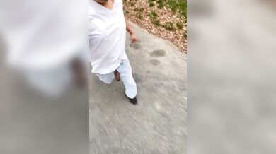 Latino nudo si masturba all aperto