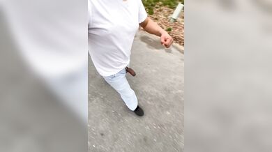 Latino nudo si masturba all aperto