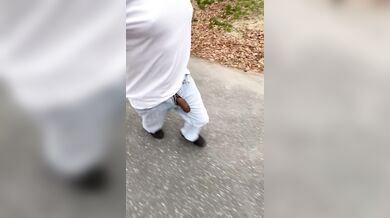 Latino nudo si masturba all aperto