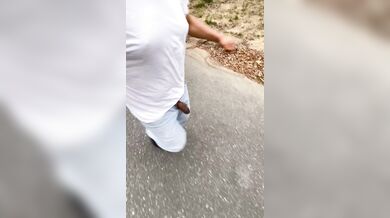 Latino nudo si masturba all aperto