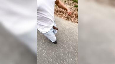 Latino nudo si masturba all aperto