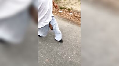 Latino nudo si masturba all aperto