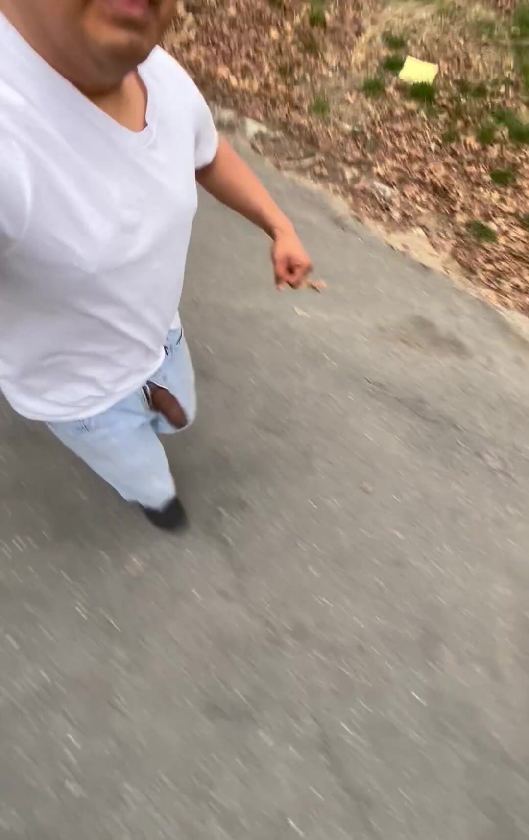 Latino nudo si masturba all aperto