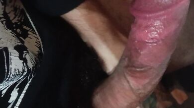 Latino peloso mostra cazzo grosso circonciso
