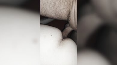 Daddy di grindr mi scopa come una troia a casa mia di notte