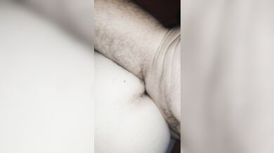 Daddy di grindr mi scopa come una troia a casa mia di notte