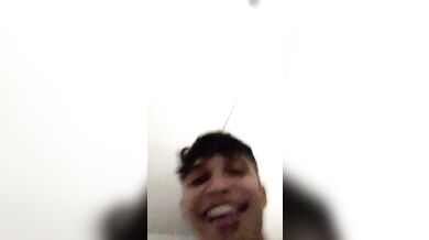 Un ragazzo giovane che vorrebbe fare sesso orale ma è pieno di timidezza.ㅤ