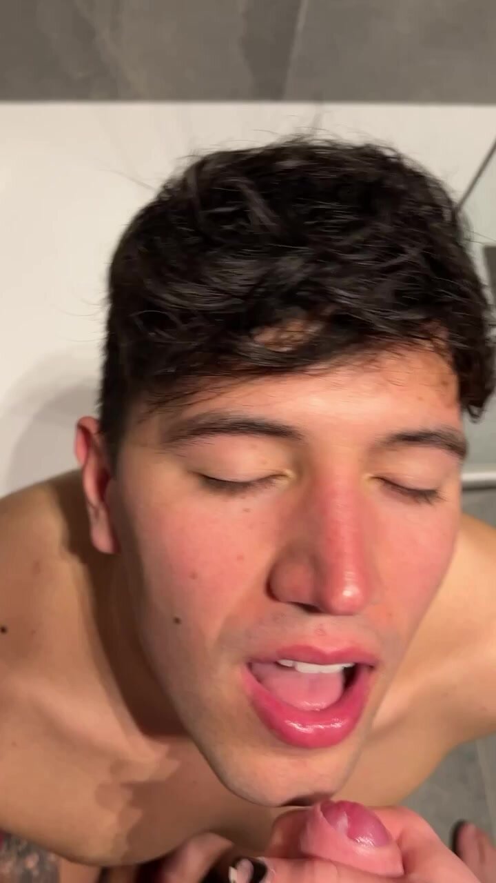 Un mio amico fa un pompino e gli schizzano in faccia e in bocca
