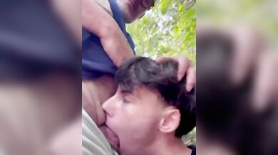 Teen italiano succhia un cazzo in pubblico