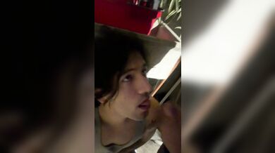 Andrea rosati  ha fatto un pompino a uno nel cortile come gli ha ordinato il  suo padrone