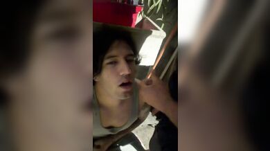 Andrea rosati  ha fatto un pompino a uno nel cortile come gli ha ordinato il  suo padrone