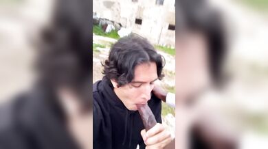 Andrea di Pesaro succhia un enorme cazzo nero in pubblico e beve il suo latte