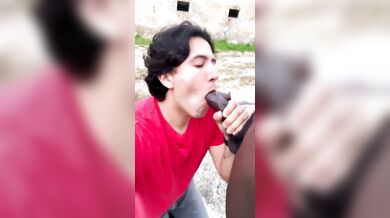 Andrea di Pesaro succhia un enorme cazzo nero in pubblico e beve il suo latte