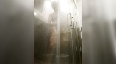 Sotto la doccia mi masturbo