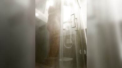 Sotto la doccia mi masturbo