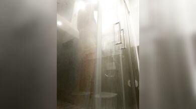 Sotto la doccia mi masturbo