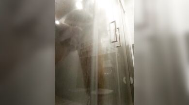 Sotto la doccia mi masturbo
