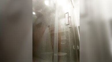 Sotto la doccia mi masturbo