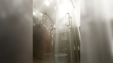 Sotto la doccia mi masturbo