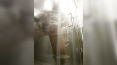 Sotto la doccia mi masturbo