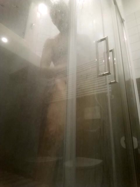 Sotto la doccia mi masturbo