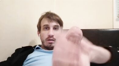 Bel ragazzo si masturba e sborra