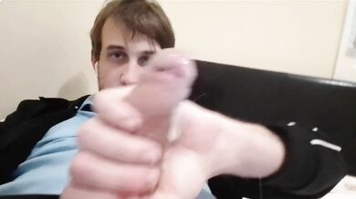Bel ragazzo si masturba e sborra