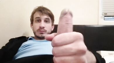 Bel ragazzo si masturba e sborra