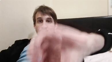 Bel ragazzo si masturba e sborra