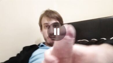 Bel ragazzo si masturba e sborra