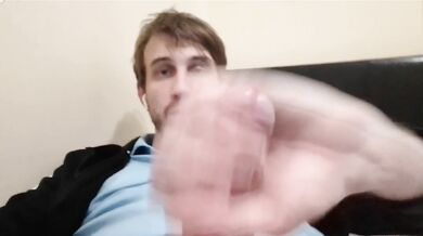 Bel ragazzo si masturba e sborra