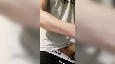 Giovane studente mette in mostra la sua dotazione