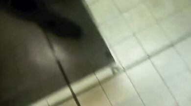Pompini nei bagni pubblici