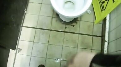 Pompini nei bagni pubblici