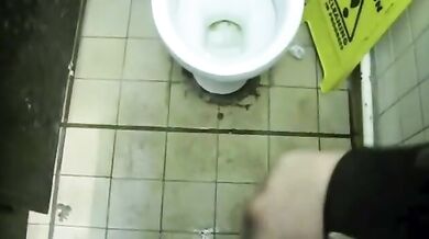 Pompini nei bagni pubblici