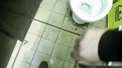 Pompini nei bagni pubblici