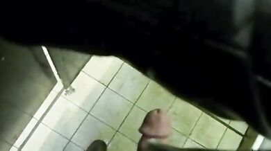 Pompini nei bagni pubblici