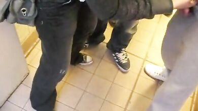 Pompini nei bagni pubblici