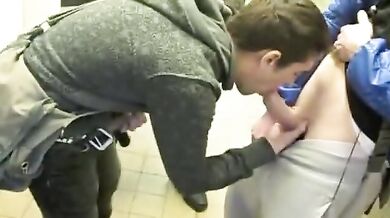 Pompini nei bagni pubblici