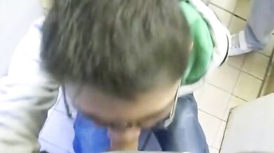Pompini nei bagni pubblici